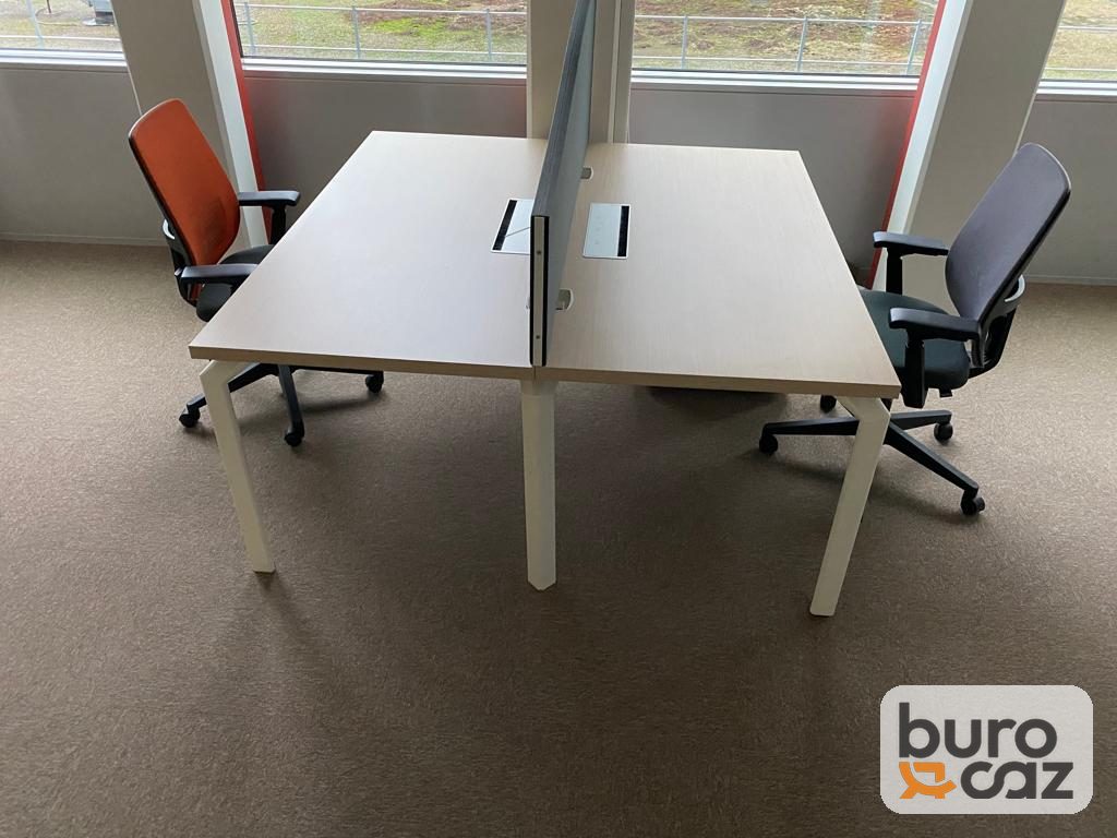 Bureau bench 2 postes face à face plateau chêne clair avec écran séparateur — photo 9