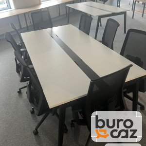 Bureau bench blanc séparation centrale noire piètement noir