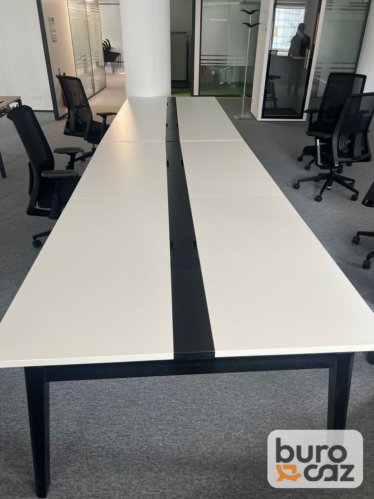 Bureau bench blanc séparation centrale noire piètement noir — photo 11