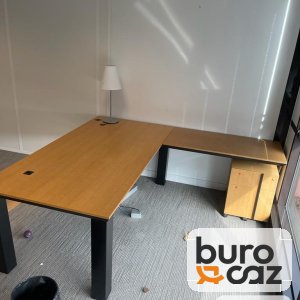 Bureau d'angle plateau chêne piètement noir