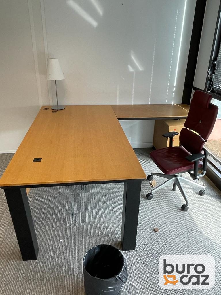Bureau d'angle plateau chêne piètement noir — photo 2