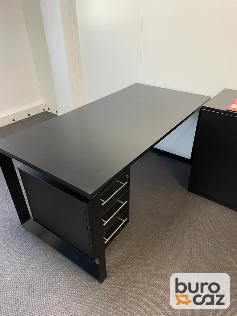 Bureau de direction noir avec caisson intégré