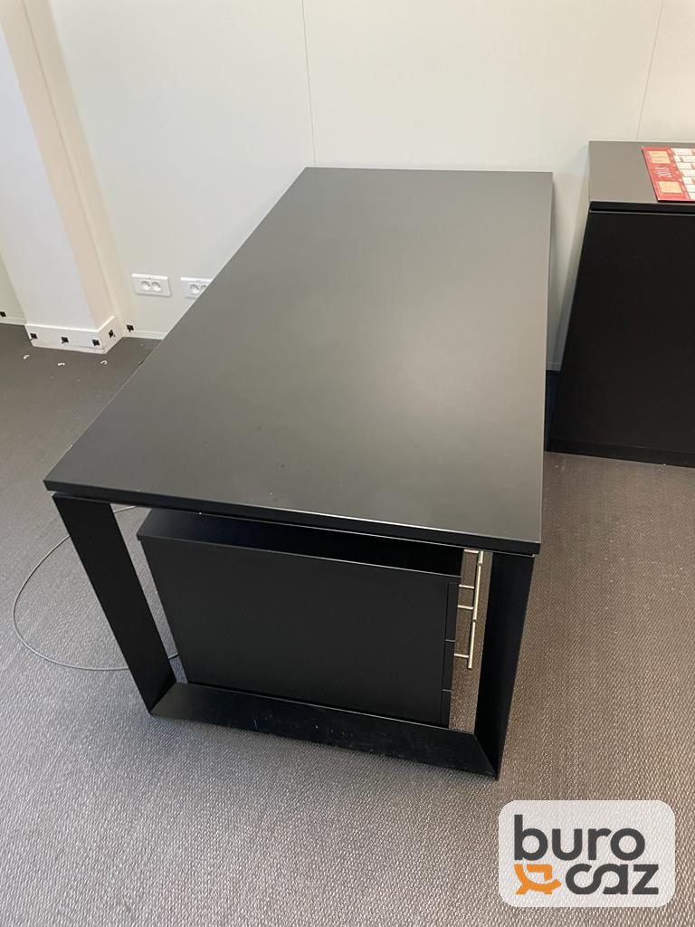Bureau de direction noir avec caisson intégré — photo 2