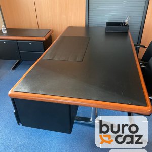 Bureau de direction plateau noir bordure bois et piètement chromé