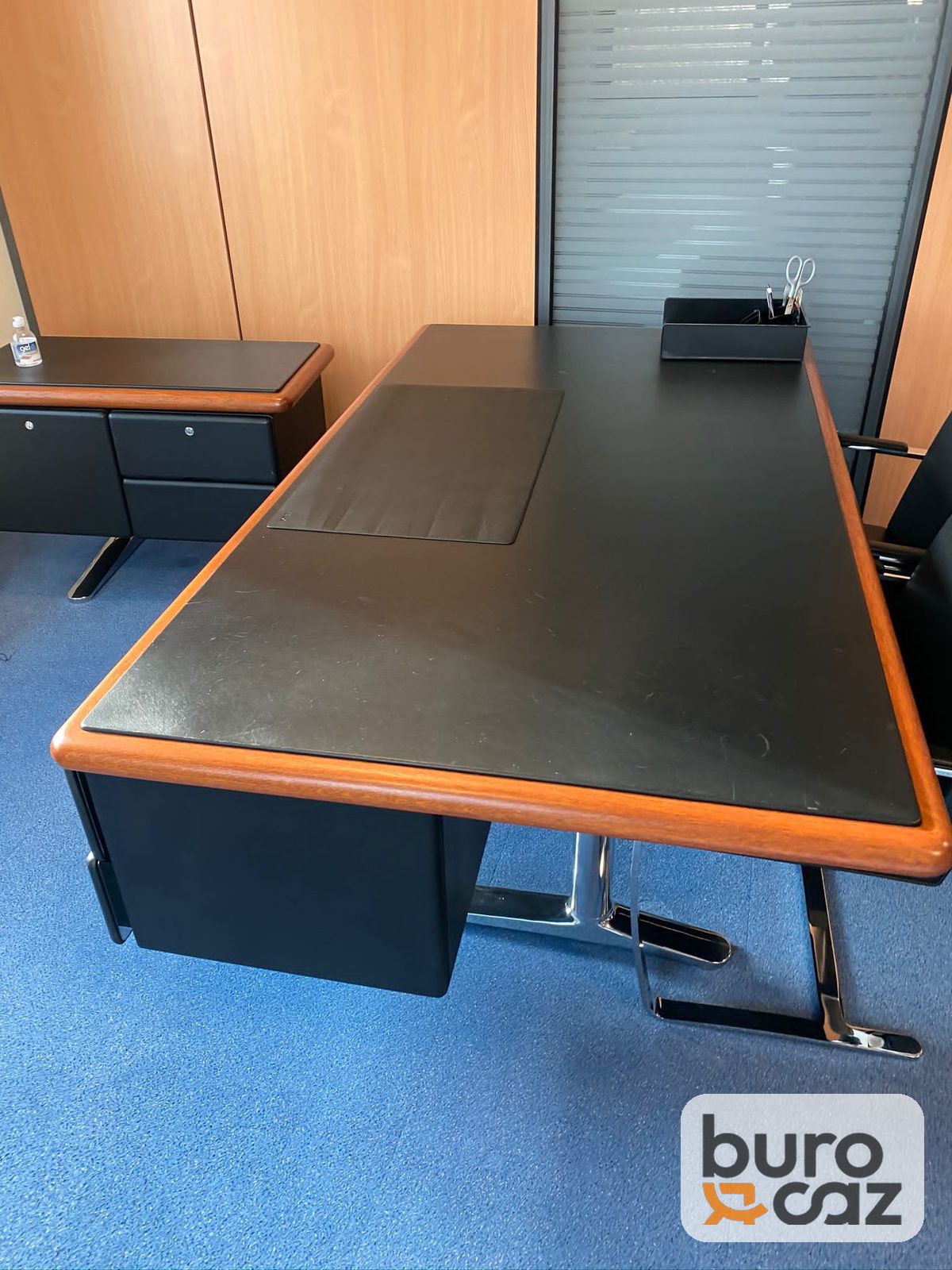 Bureau de direction plateau noir bordure bois et piètement chromé