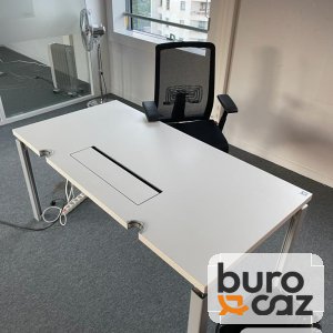 Bureau droit blanc avec goulotte passe-câbles