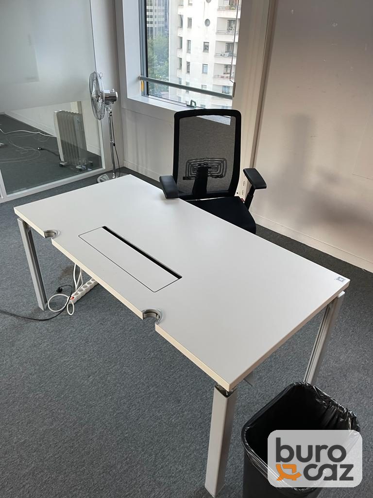 Bureau droit blanc avec goulotte passe-câbles