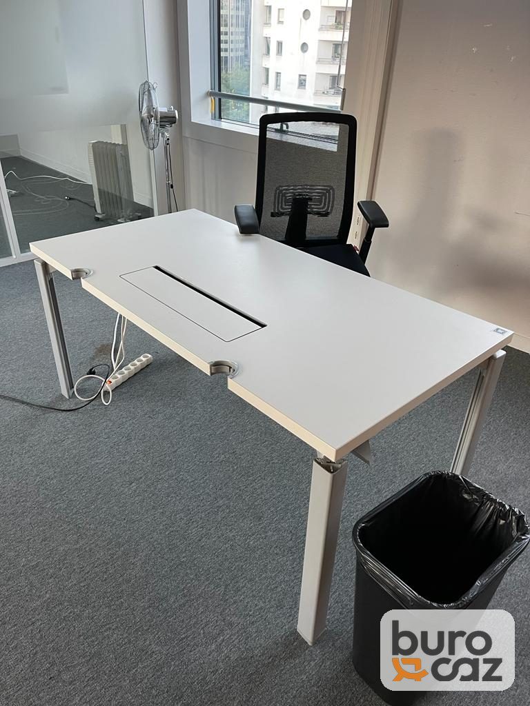 Bureau droit blanc avec goulotte passe-câbles — photo 2