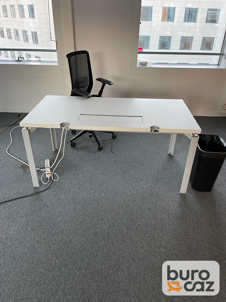 Bureau droit blanc avec goulotte passe-câbles — photo 3
