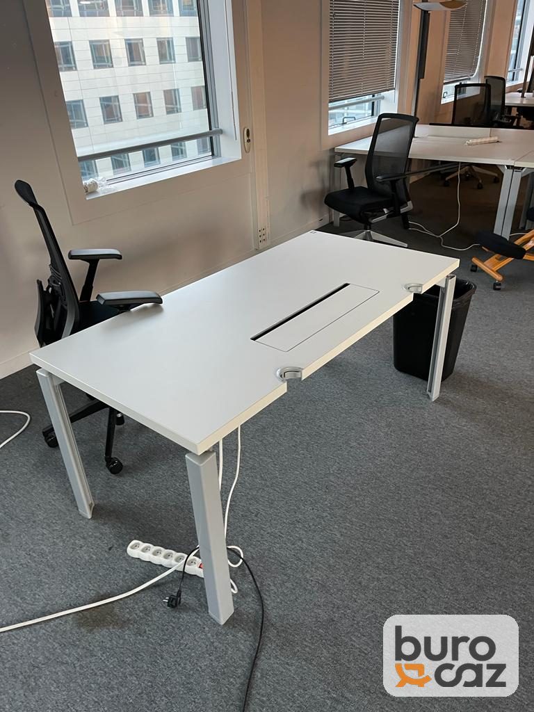 Bureau droit blanc avec goulotte passe-câbles — photo 4