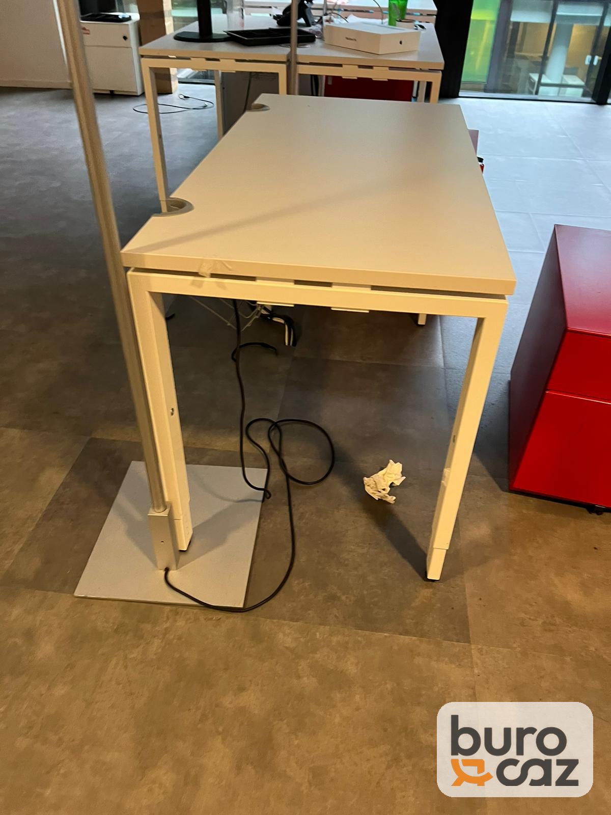 Bureau droit blanc piètement blanc