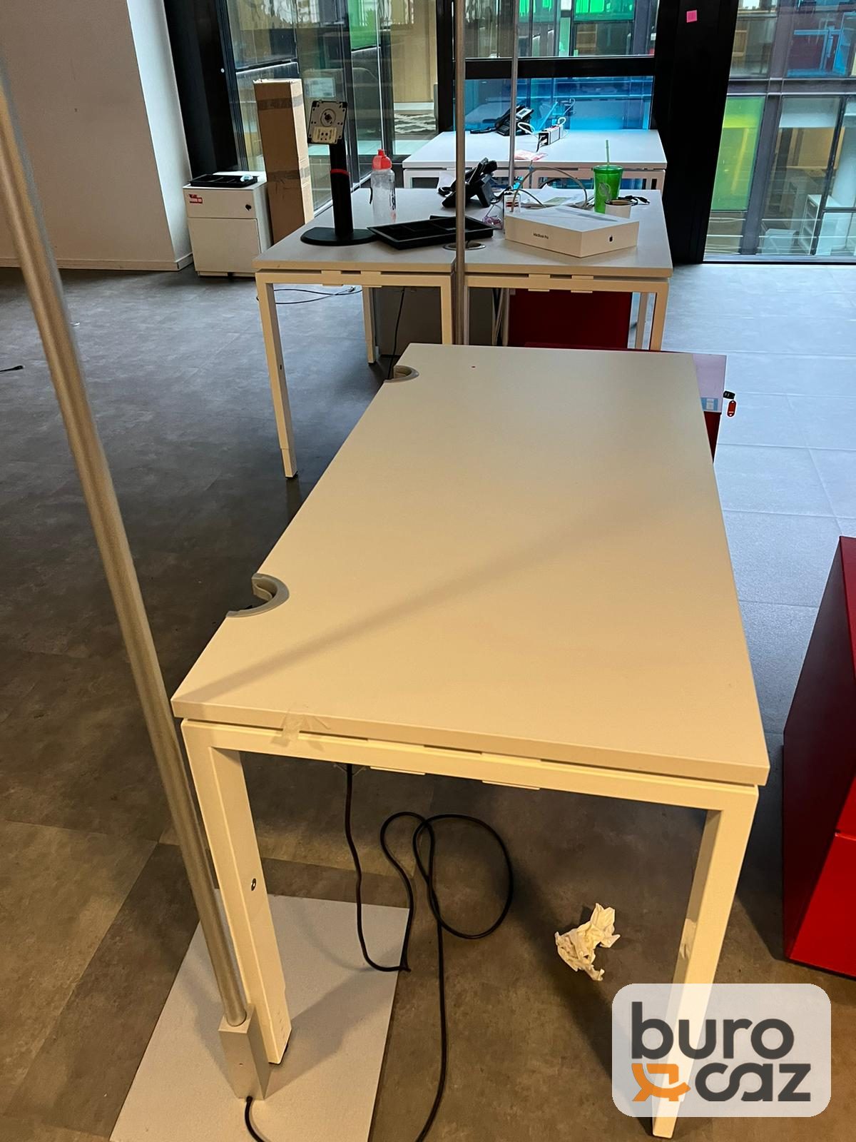 Bureau droit blanc piètement blanc — photo 3