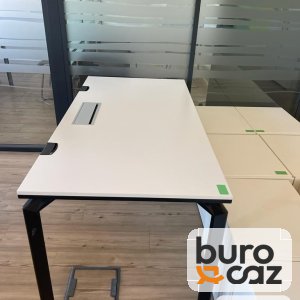 Bureau droit blanc piètement noir avec goulotte