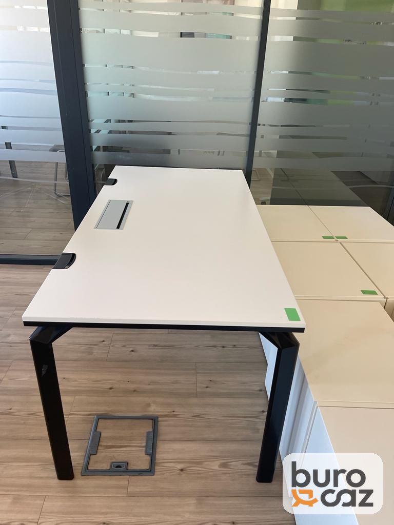 Bureau droit blanc piètement noir avec goulotte