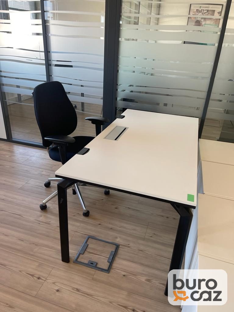 Bureau droit blanc piètement noir avec goulotte — photo 2