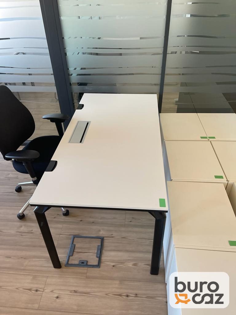 Bureau droit blanc piètement noir avec goulotte — photo 3