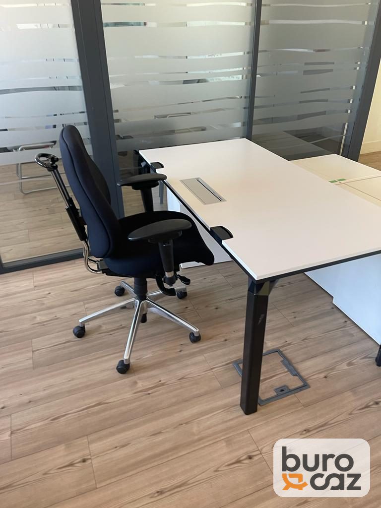 Bureau droit blanc piètement noir avec goulotte — photo 4