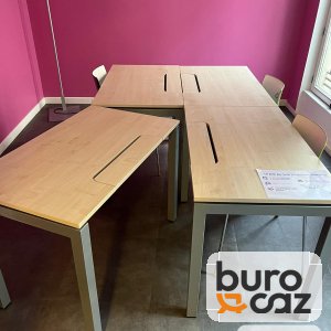 Bureau droit bois clair avec passe-câbles