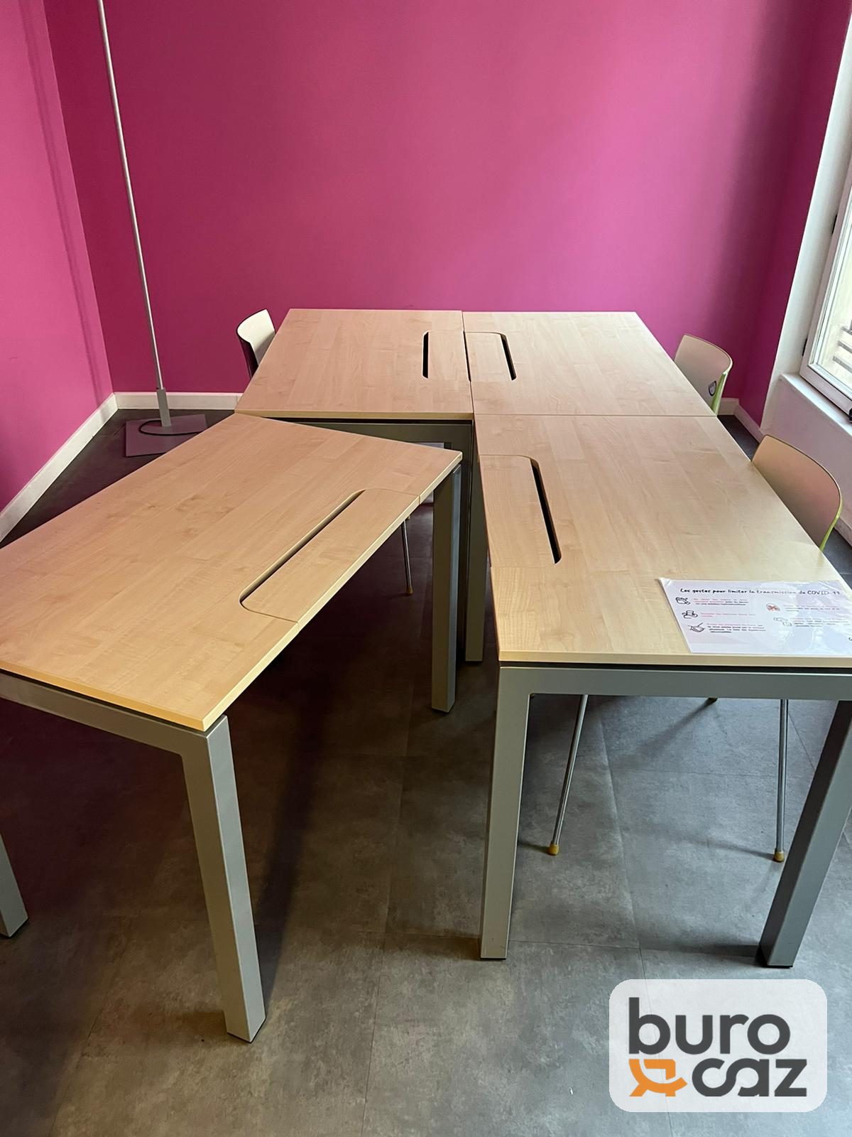 Bureau droit bois clair avec passe-câbles