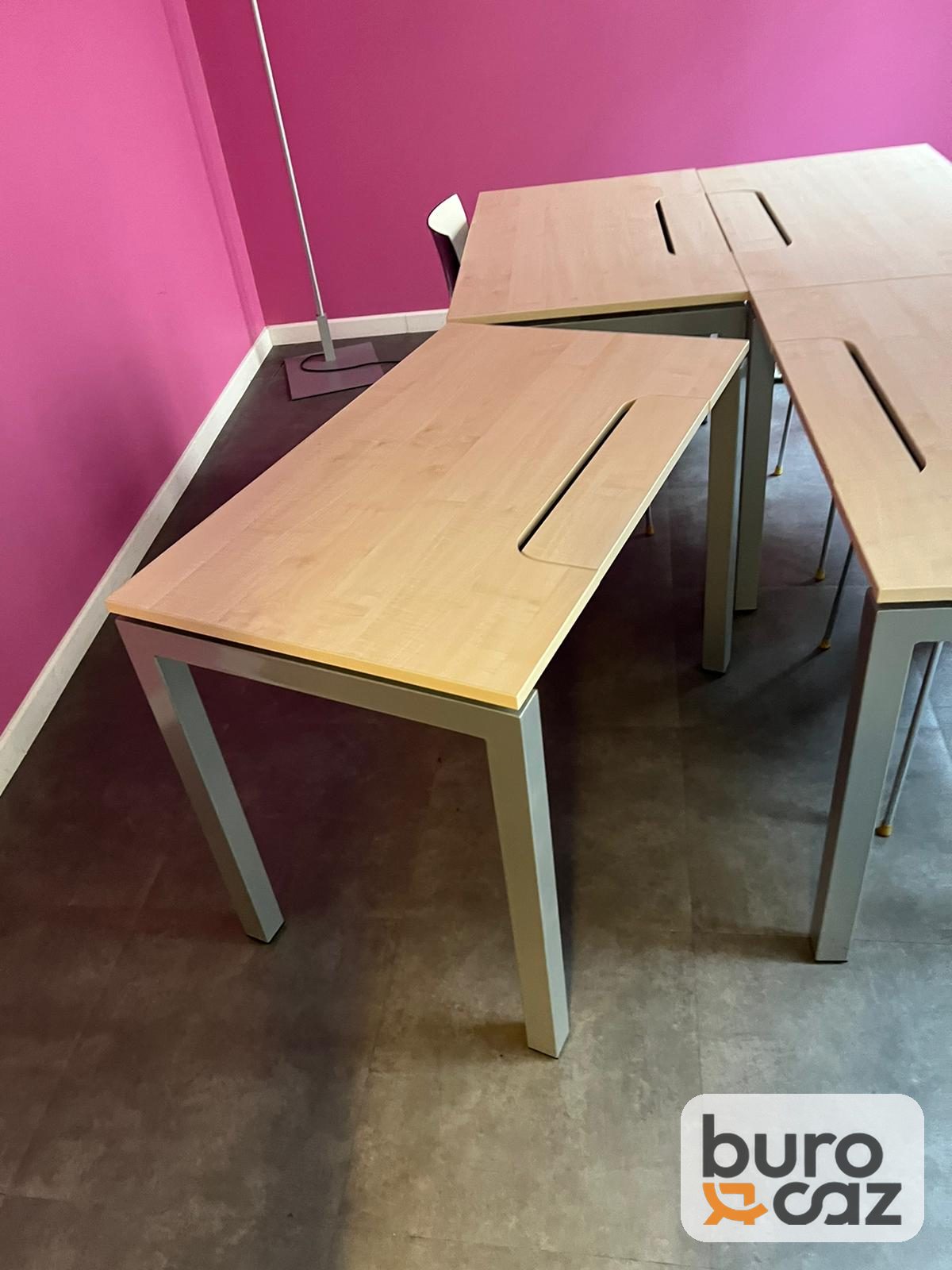 Bureau droit bois clair avec passe-câbles — photo 3