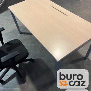 Bureau droit bois clair avec trappe passe-câbles