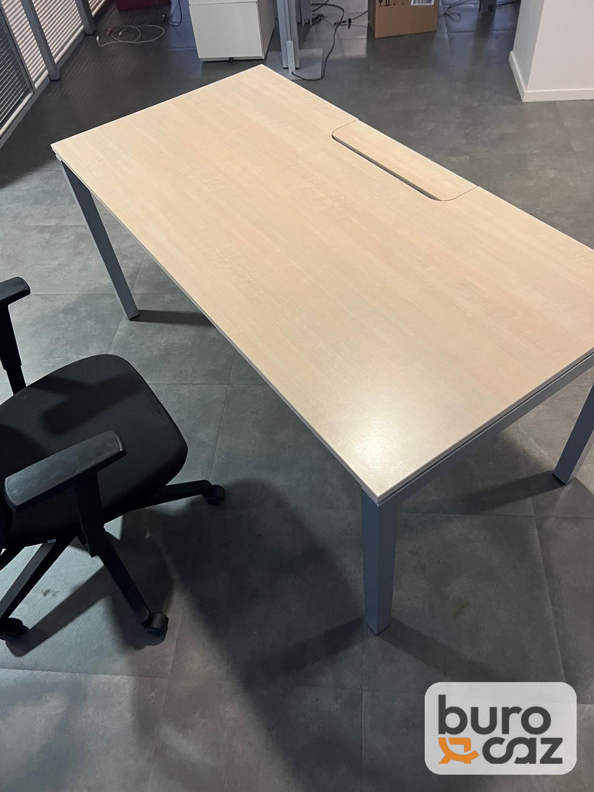 Bureau droit bois clair avec trappe passe-câbles