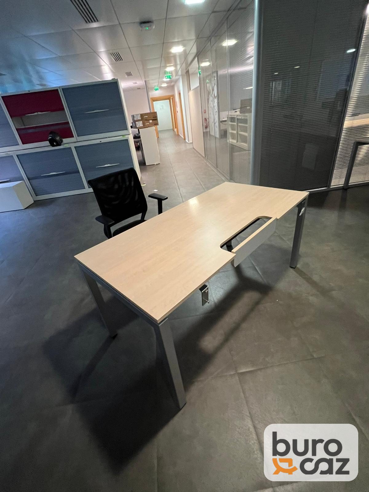Bureau droit bois clair avec trappe passe-câbles — photo 2