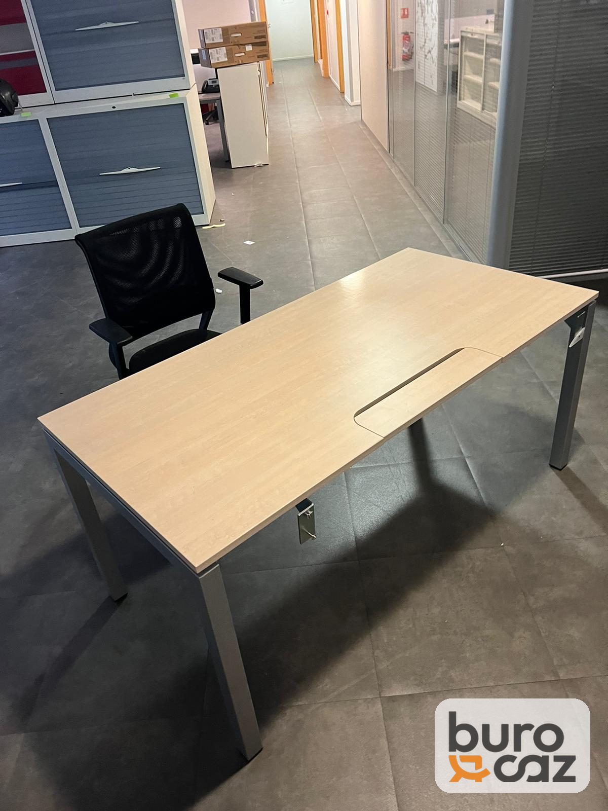 Bureau droit bois clair avec trappe passe-câbles — photo 3