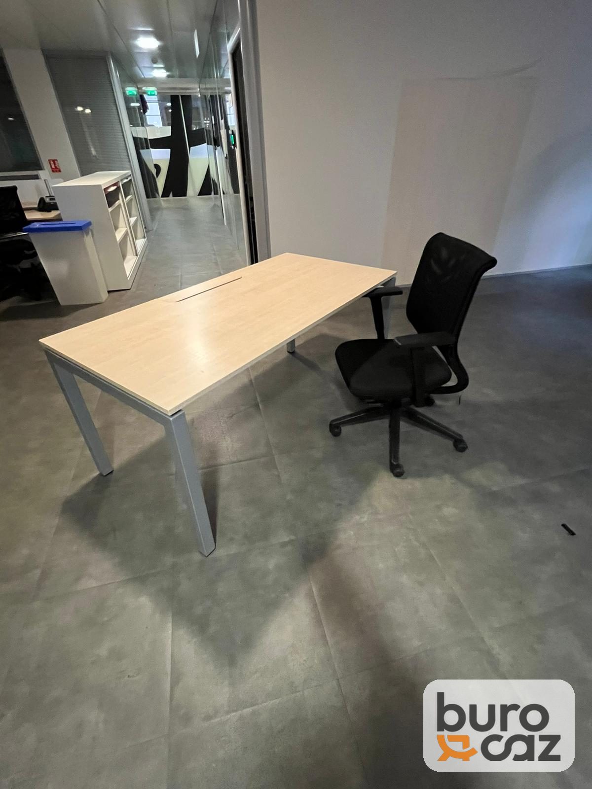 Bureau droit bois clair avec trappe passe-câbles — photo 4