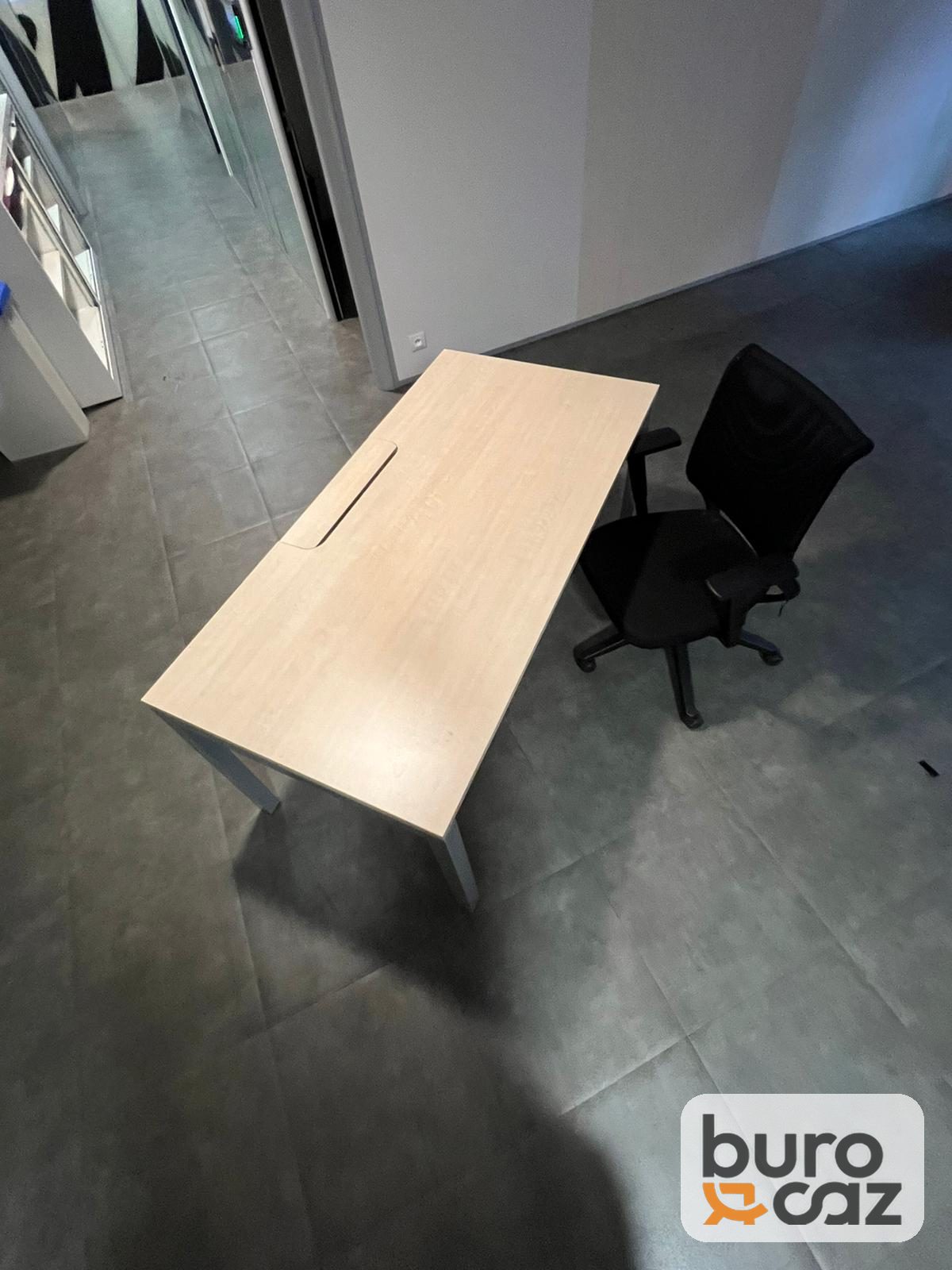 Bureau droit bois clair avec trappe passe-câbles — photo 5