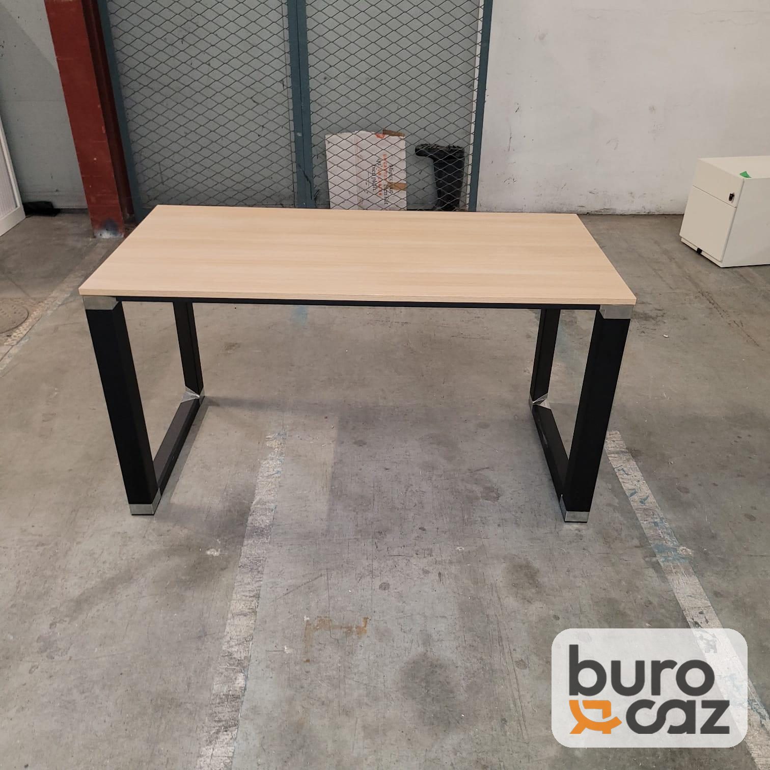 Bureau droit bois piètement luge noir