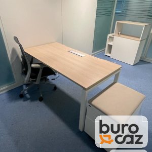 Bureau droit plateau chêne clair piètement blanc