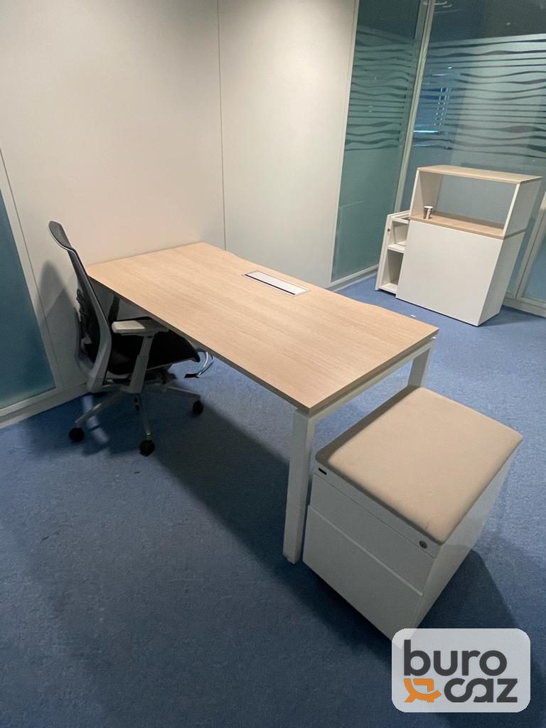 Bureau droit plateau chêne clair piètement blanc