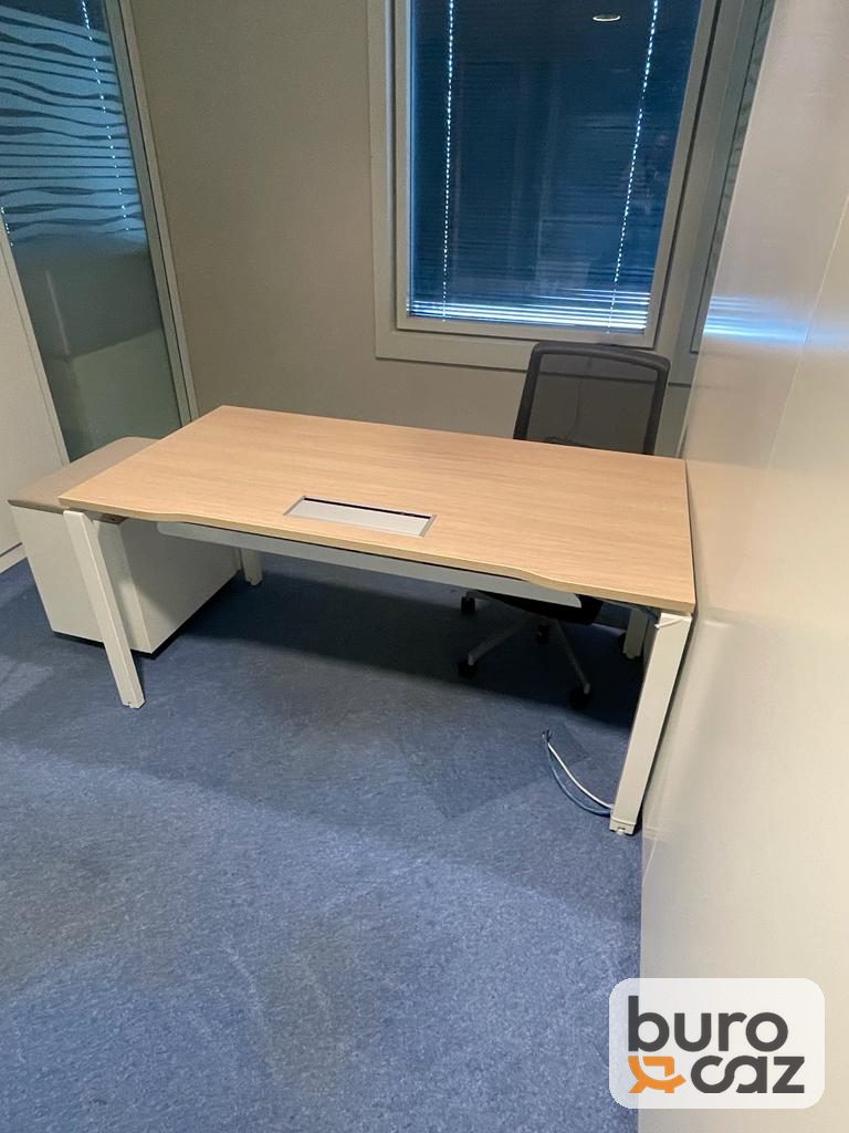 Bureau droit plateau chêne clair piètement blanc — photo 2