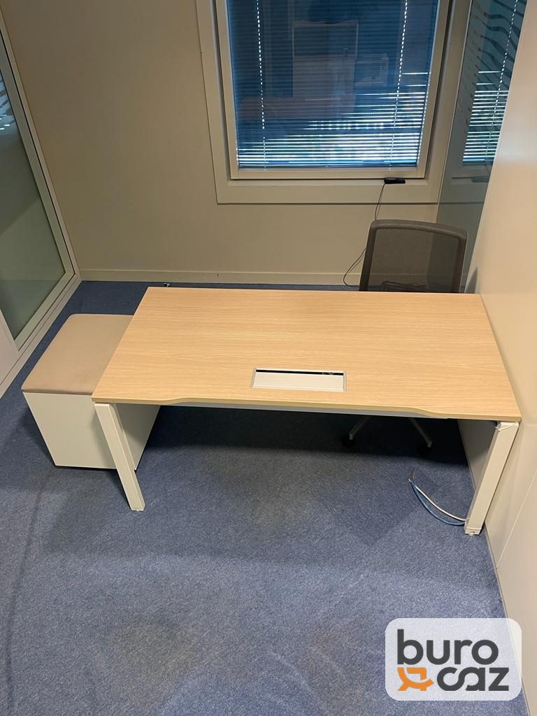 Bureau droit plateau chêne clair piètement blanc — photo 5