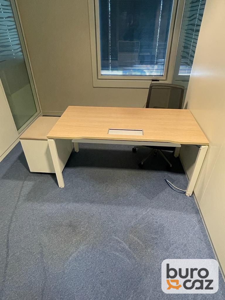 Bureau droit plateau chêne clair piètement blanc — photo 6