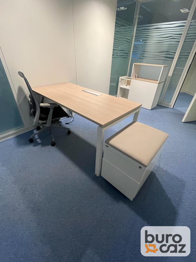 Bureau droit plateau chêne clair piètement blanc — photo 7