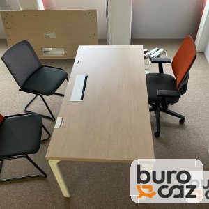 Bureau droit plateau chêne clair piétement blanc avec trappe passe-câbles
