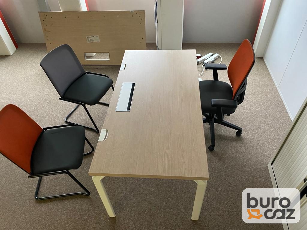 Bureau droit plateau chêne clair piétement blanc avec trappe passe-câbles