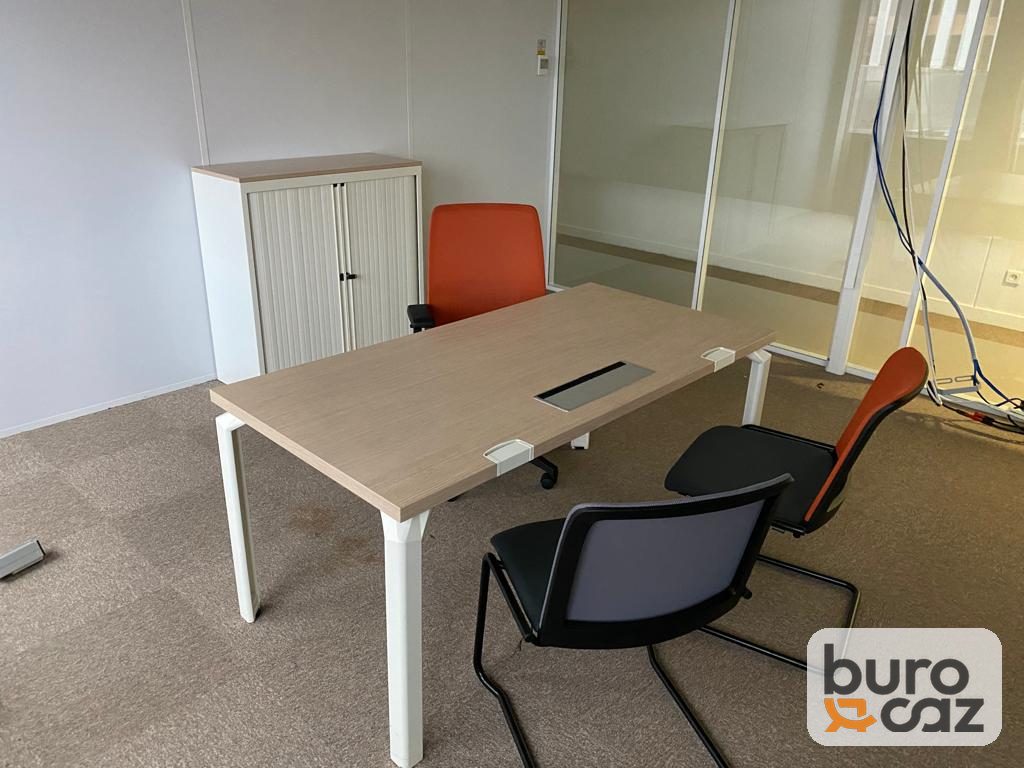 Bureau droit plateau chêne clair piétement blanc avec trappe passe-câbles — photo 10