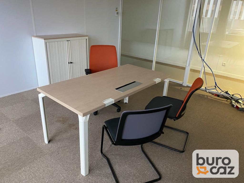 Bureau droit plateau chêne clair piétement blanc avec trappe passe-câbles — photo 11