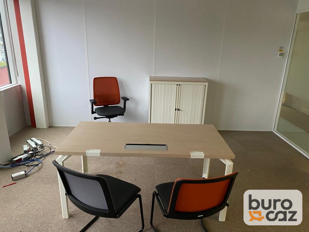 Bureau droit plateau chêne clair piétement blanc avec trappe passe-câbles — photo 12