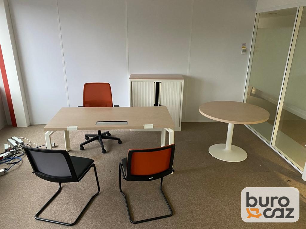 Bureau droit plateau chêne clair piétement blanc avec trappe passe-câbles — photo 2