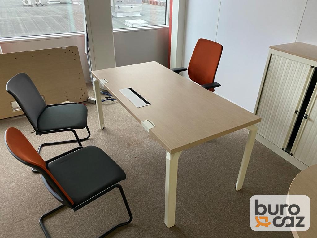 Bureau droit plateau chêne clair piétement blanc avec trappe passe-câbles — photo 3