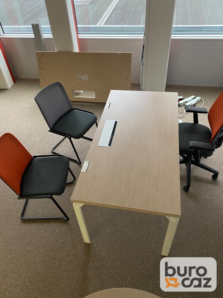 Bureau droit plateau chêne clair piétement blanc avec trappe passe-câbles — photo 4