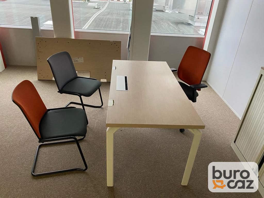 Bureau droit plateau chêne clair piétement blanc avec trappe passe-câbles — photo 5