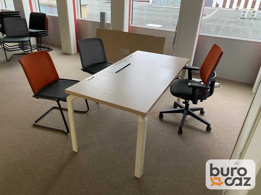 Bureau droit plateau chêne clair piétement blanc avec trappe passe-câbles — photo 6