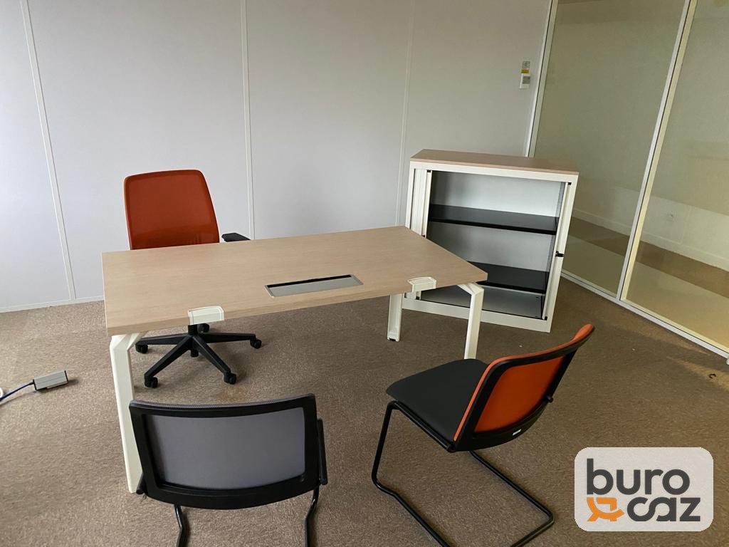 Bureau droit plateau chêne clair piétement blanc avec trappe passe-câbles — photo 7