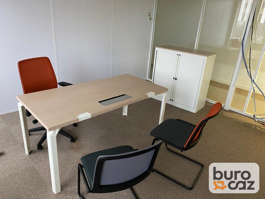 Bureau droit plateau chêne clair piétement blanc avec trappe passe-câbles — photo 8