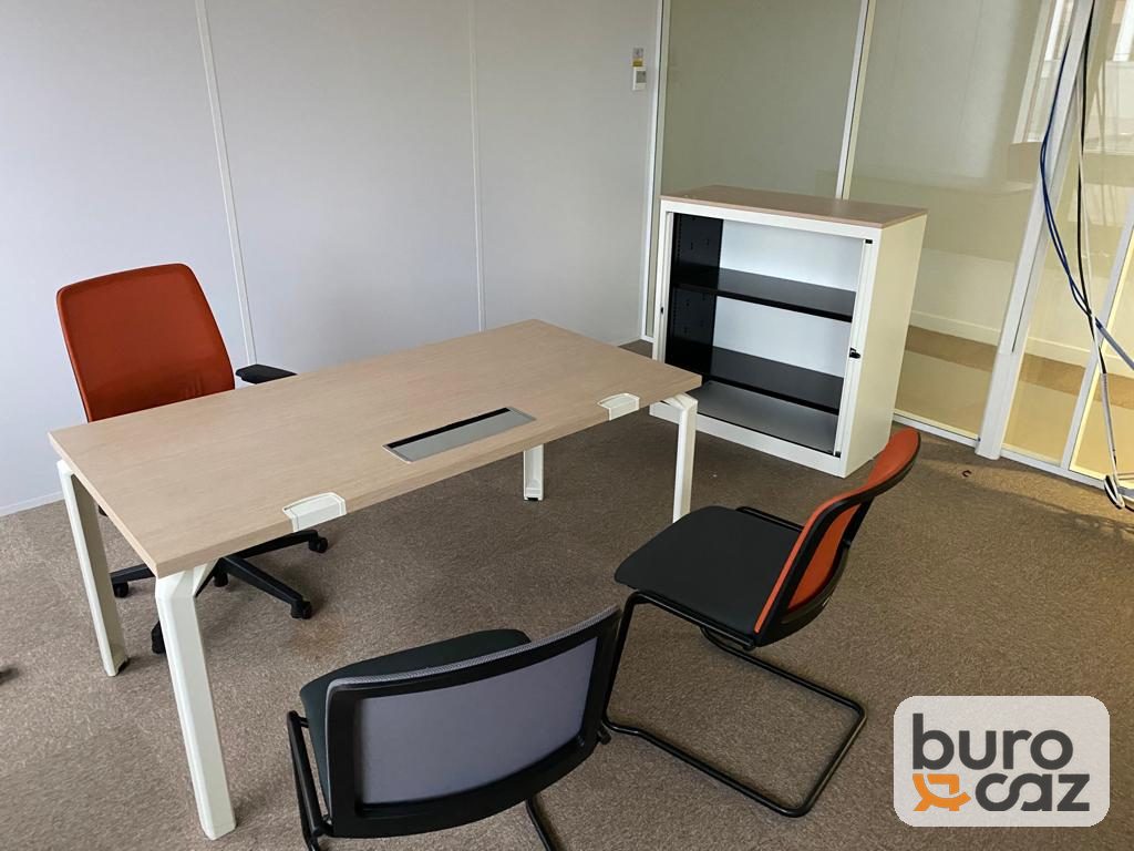 Bureau droit plateau chêne clair piétement blanc avec trappe passe-câbles — photo 9